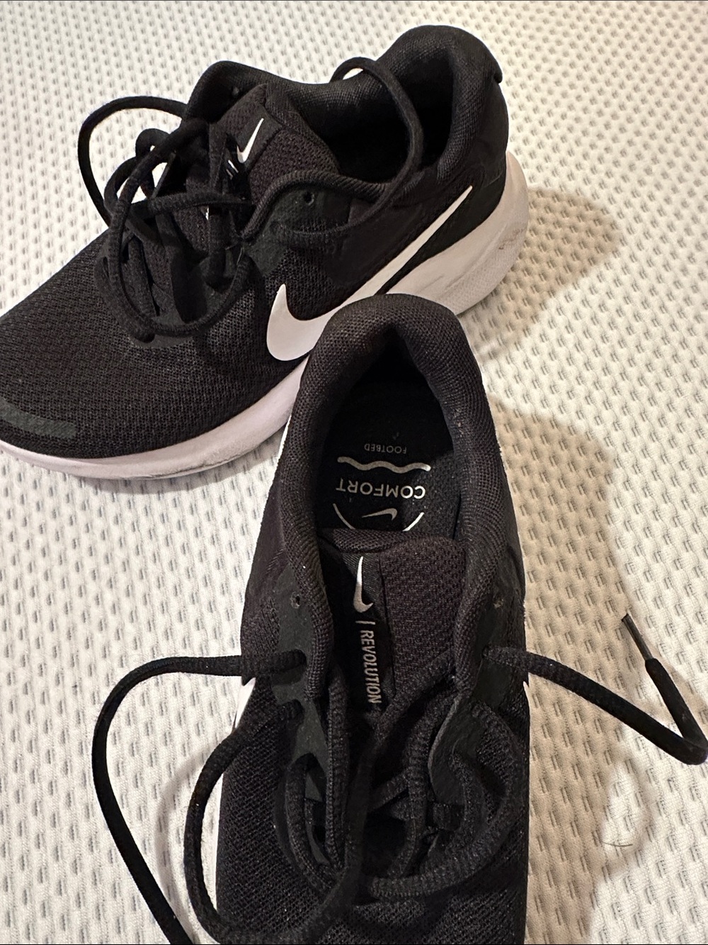 Nike Women’s Black and White Running Shoes Revolution - Picture 3 of 4